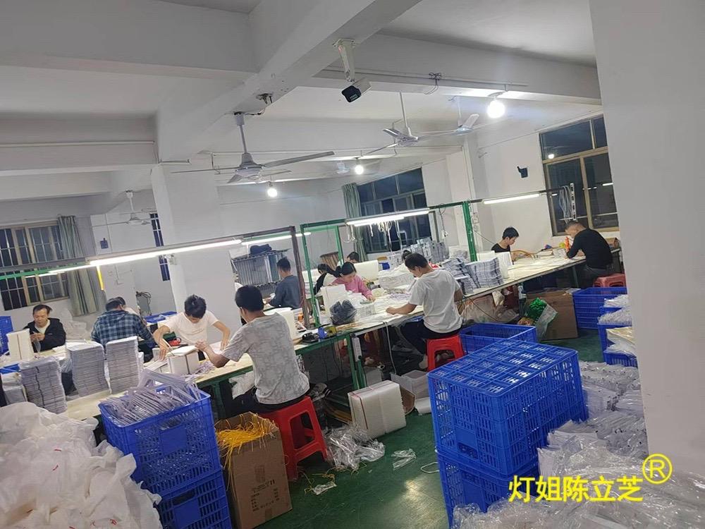 陈立芝写日记的第593天：11月28日 周四 晴
周四，早起，阅读摘抄！
连续吃