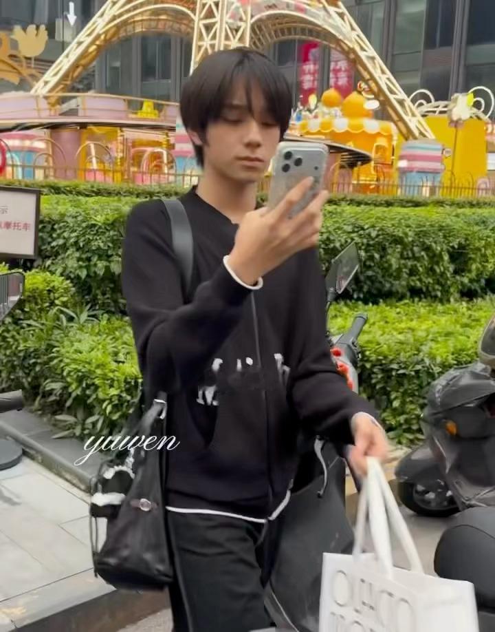 王橹杰拍私生拍笑了仔细听，私生说是偶遇的，王橹杰应该是被私生气笑了，能不能尊重一