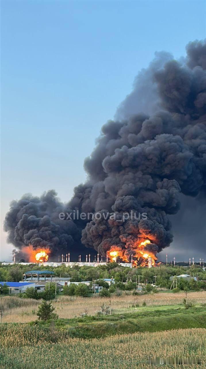 乌克兰的无人机袭击了恩格斯-2空军基地的燃料库，该基地驻扎图160等战略轰炸机，