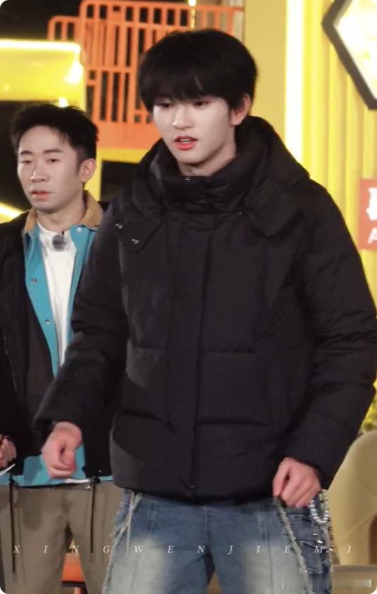 周五晚高疯发布会谁被汪铎穆祉丞的互动戳中笑点！答题判官秒变宠弟，tfboys 师