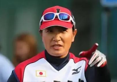 “我放弃中国国籍，成为一名日本人，就是为了打败中国队”，而她的父亲则公开回应：“