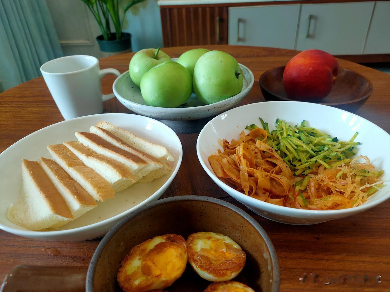 晒晒你亲手做的早餐今天的早餐，简单又快。面包，煎蛋，三种素菜混搭和水果。美好的一