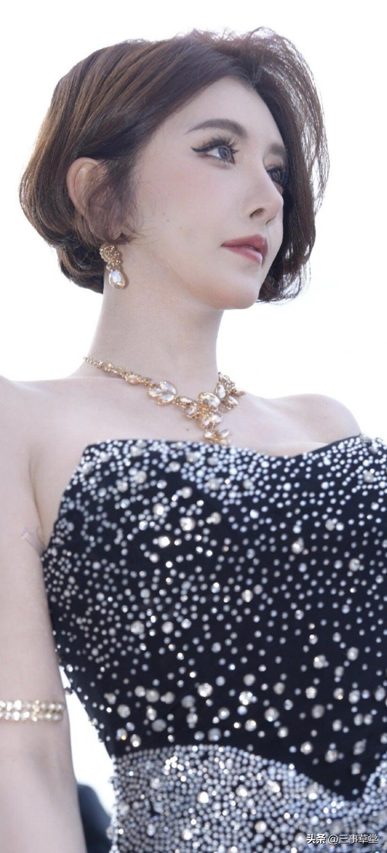 车展是真的好看，建议有空都去看看，一个车模旁边站辆车，一个车模旁边站辆车！青春靓