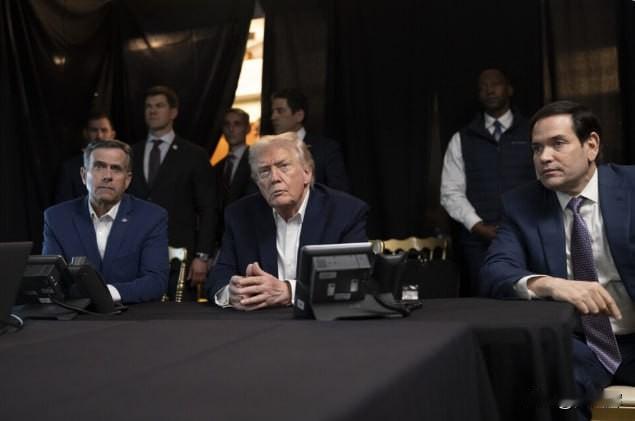 白宫在其X平台账号上发布了多张照片，画面中特朗普及其政府团队成员正在实时观摩美军