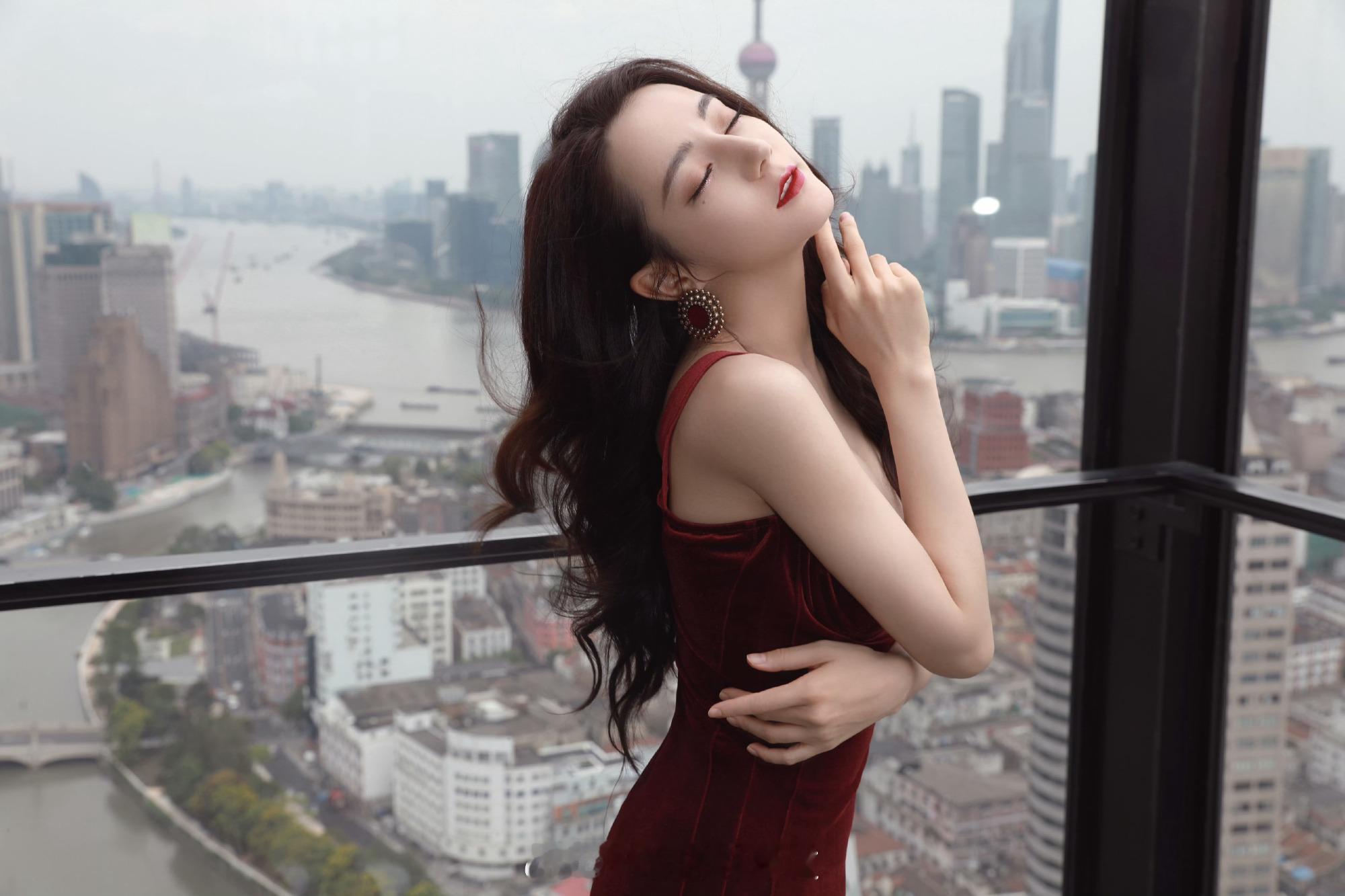 迪丽热巴建模红色吊带裙曼妙身姿 ​​​
