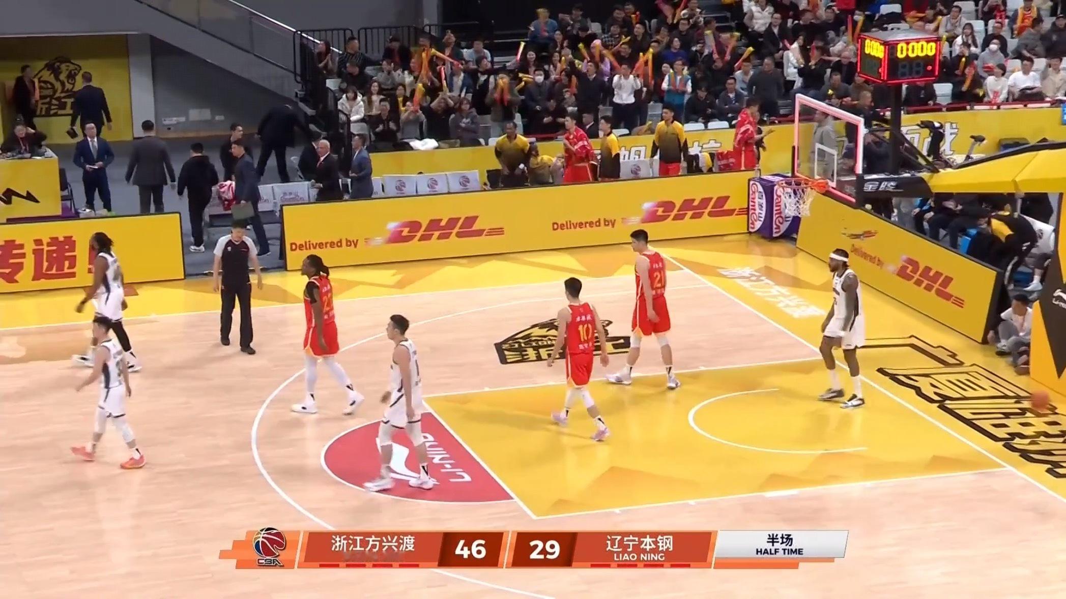 辽宁客场对广厦半场比赛结束辽宁队暂时落后17分广厦男篮vs辽宁男篮辽宁男篮