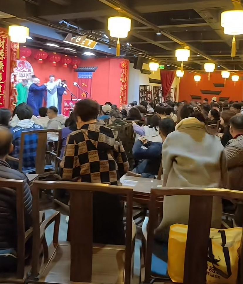 【高鹤彩小园子爆满，上海德云社开业带来的流量非常显著，你怎么看？】
近日，著名相