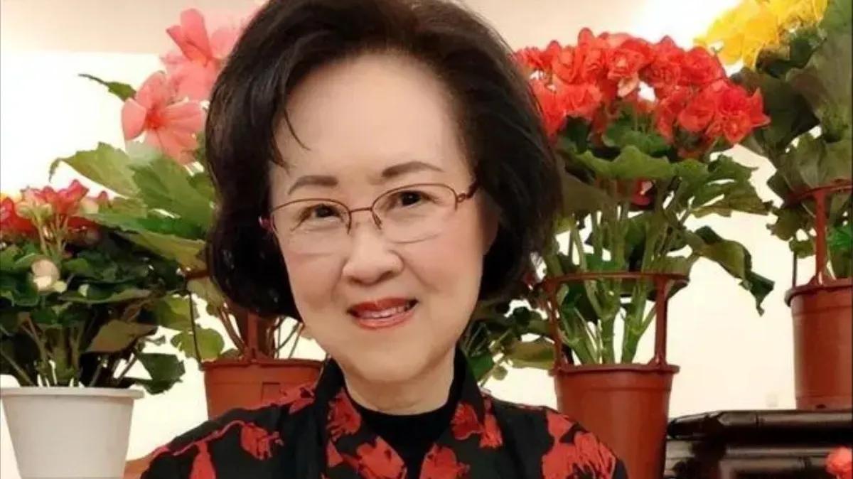 在文学与影视的闪耀星河中，琼瑶阿姨的名字如同一颗永不熄灭的星辰，照亮了一代又一代