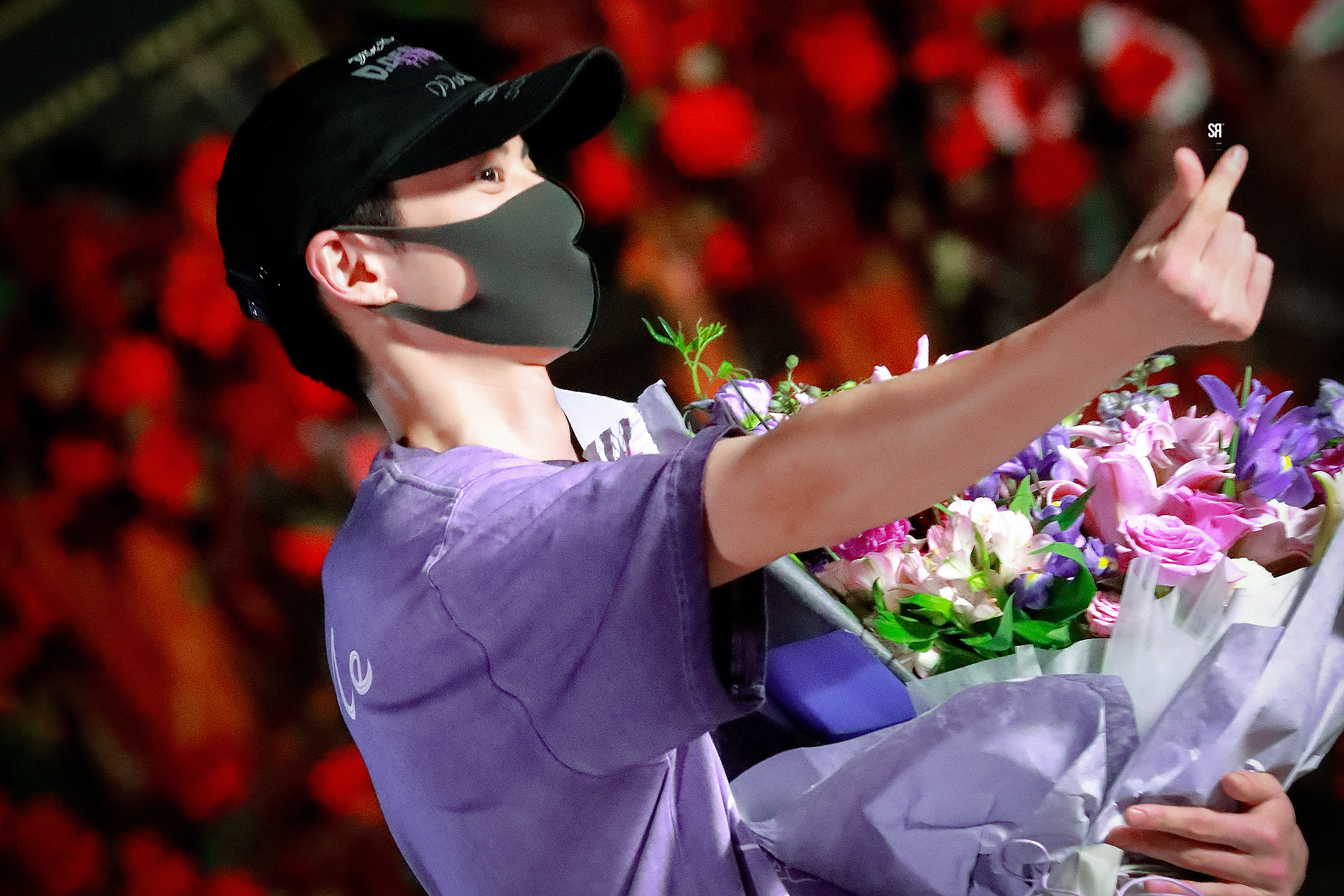 #王鹤棣杀青捧花照# 王鹤棣#黑夜告白# 杀青捧花照来啦~祝河堤杀青快乐呀！！短