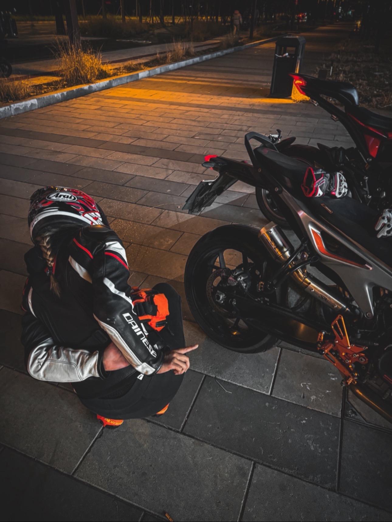 下次见面就要穿羽绒服了。骗你的 我们不会再见了