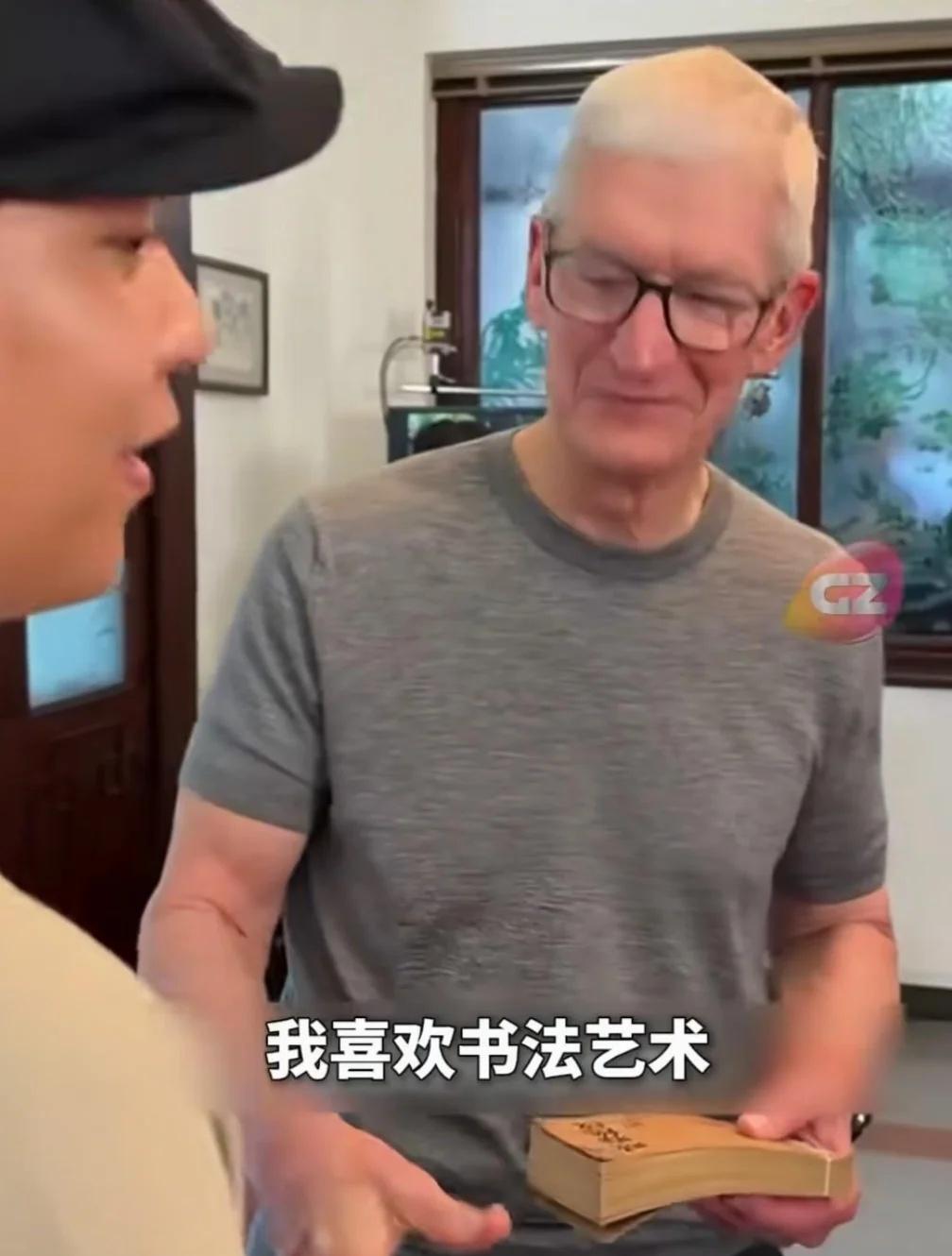 美国科技大佬库克，对中国是真爱啊
库克卸任苹果CEO仅仅1个月，就现身广州开启中