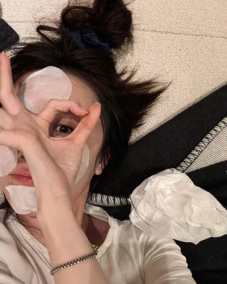 有点小钱就喝酒 有点小闲就睡觉 有点小事就死了 . ​​​