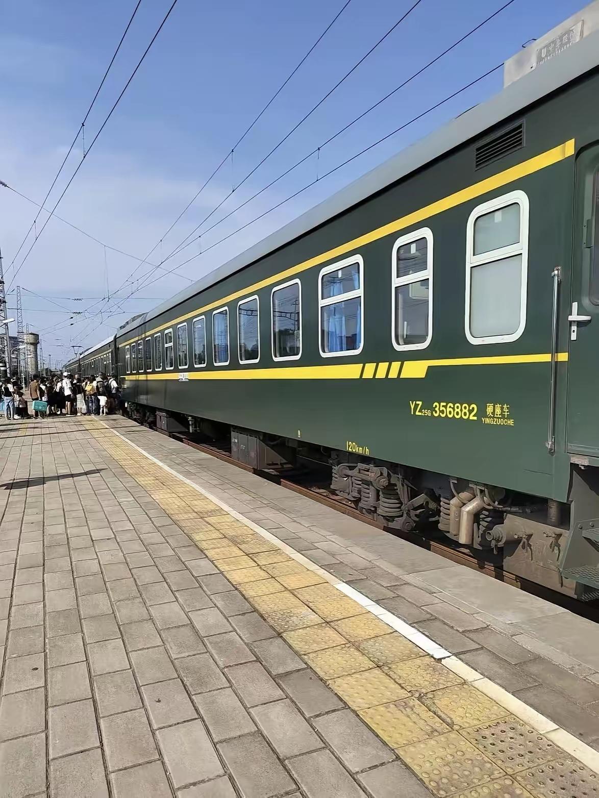 飞机没想到，高铁没想到，就连大巴也没想到——今年春运，最抢手的居然是绿皮火车，一