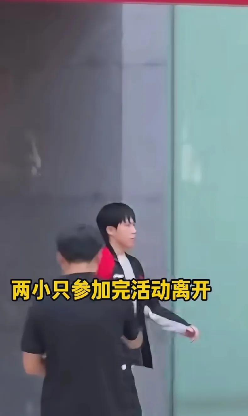 莎头下班啦~ 好好休息，乒超见！
 
刚参加完中国邮政活动的孙颖莎和王楚钦，已经
