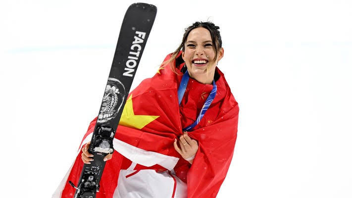 央视女解说看谷爱凌夺冠哽咽了¹ 突然刷到谷爱凌得金牌🥇，跑步过来为她喝彩！² 