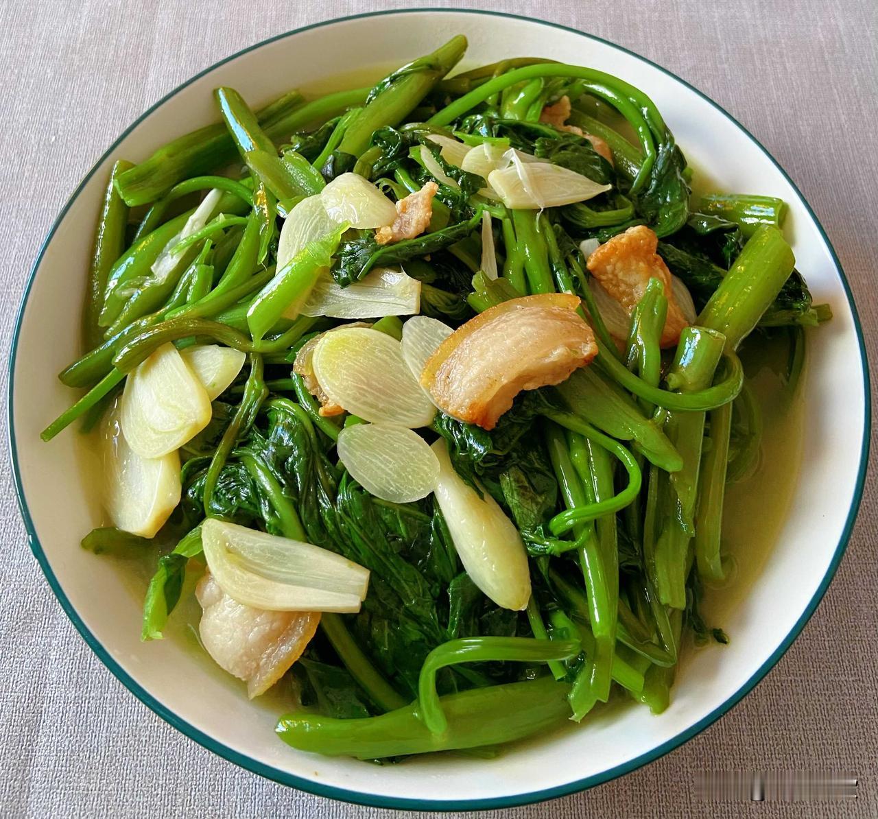 冬天有豌豆尖，夏天有空心菜，这就是我喜欢且可以天天吃的青菜。

—— 蒜香空心菜