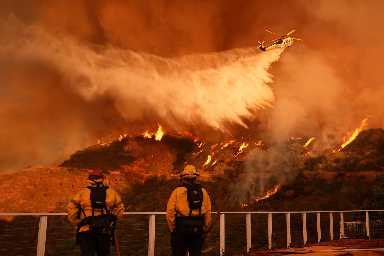 【加州面临新危机：饮用水安全堪忧，多地竖起警示牌】加州山火烧了7天，目前已经造成