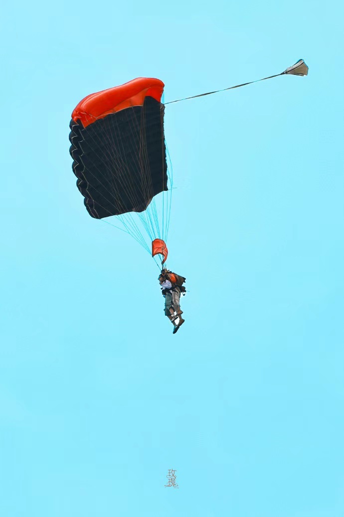 王橹杰戴墨镜好帅王橹杰跳伞造型，墨镜白T帅得人神共愤了~天空中的小杰是最勇敢的!