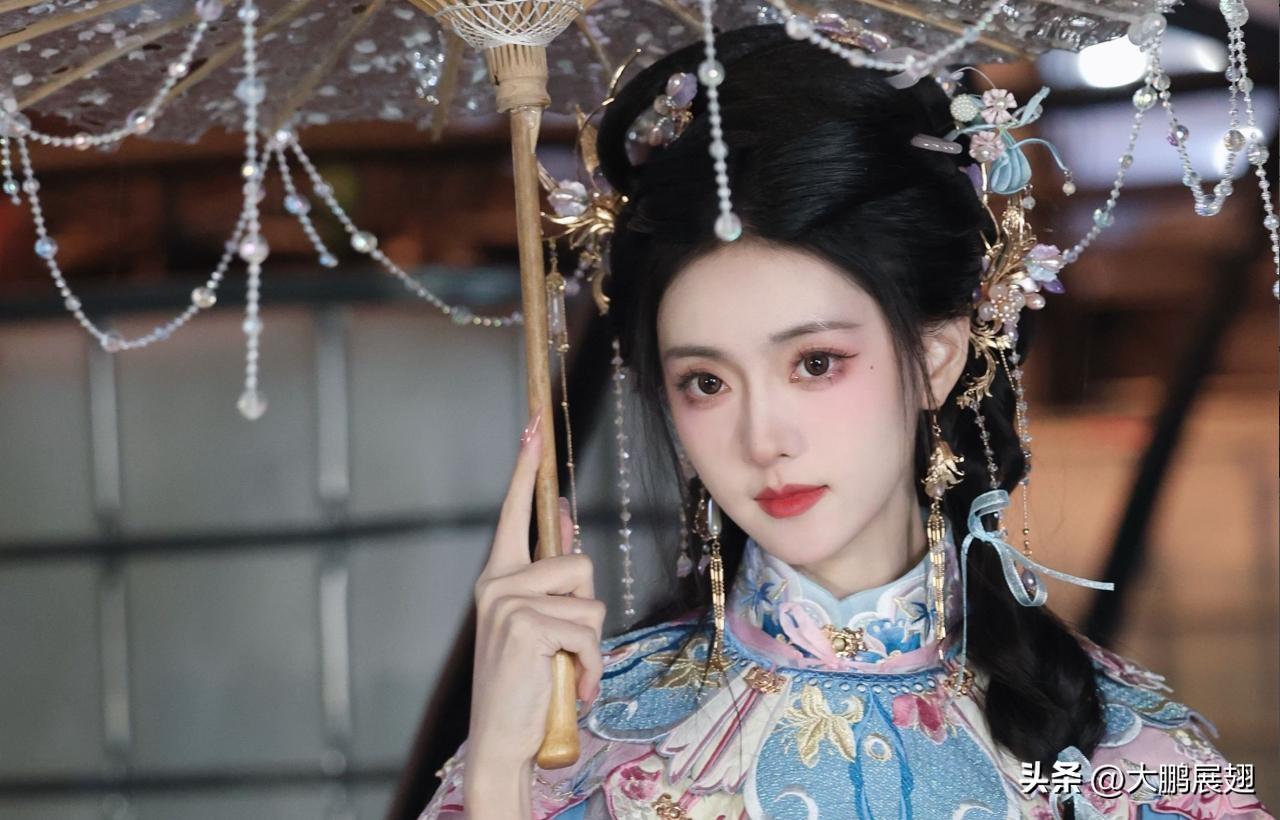 穿越时空的古典美人，手持华美雨伞，韵味十足。