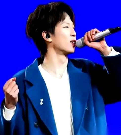 我天，央视跨年晚会，王祖蓝旁边站个白衣小伙，范儿起得正正的。
一开口《男儿当自强