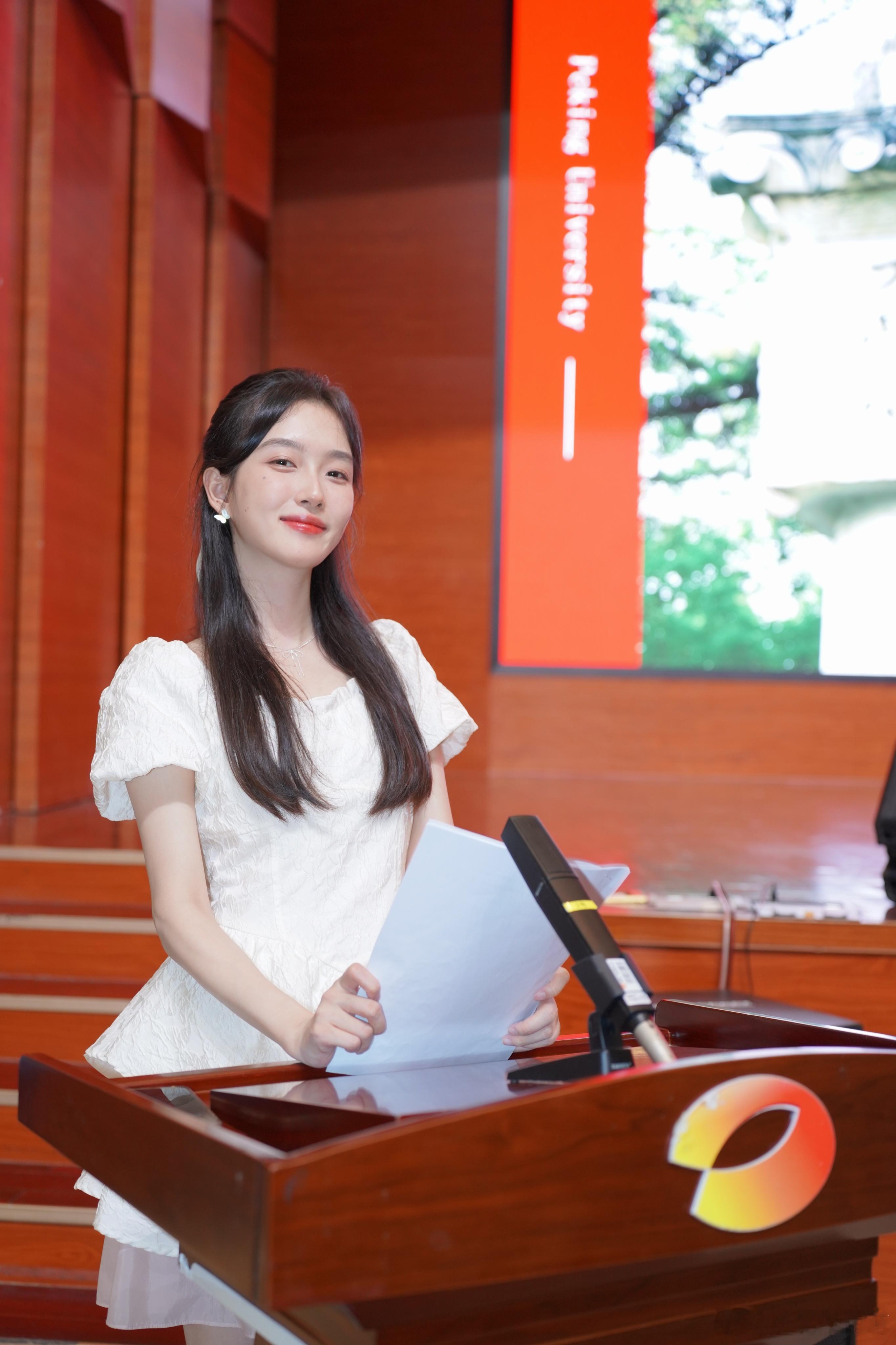 鱼尾也是当上主持人了 ​​​