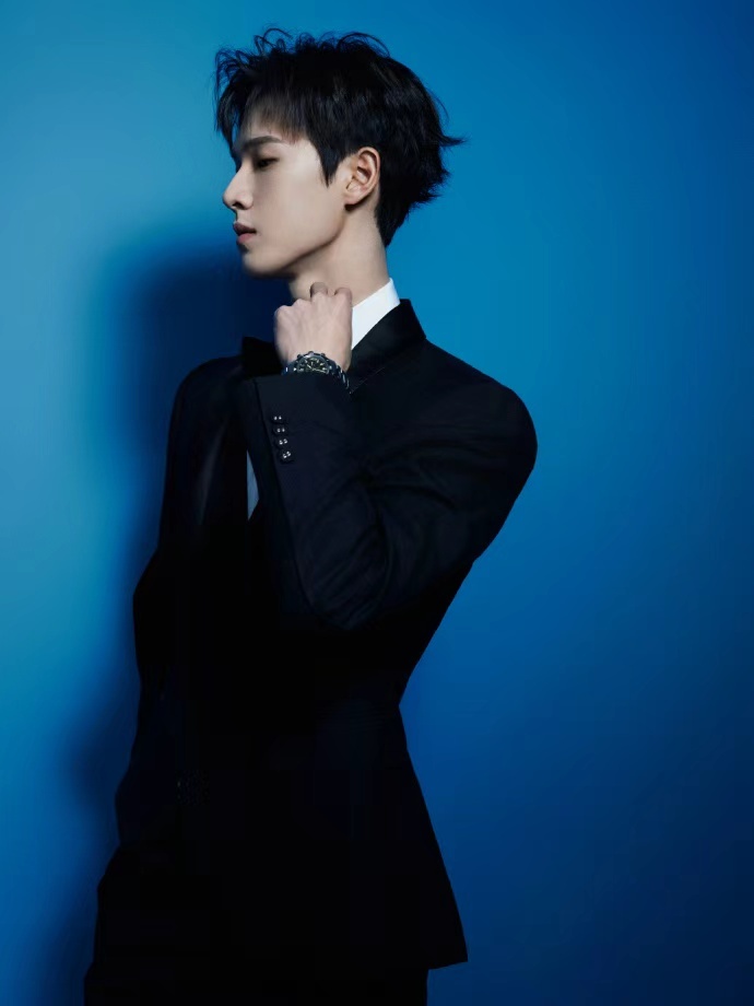 李昀锐优雅格调李昀锐演绎时光之美 李昀锐优雅格调，演绎时光之美，谁懂这个新郎小林