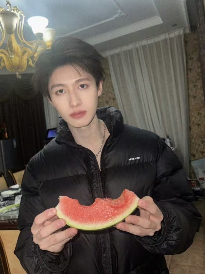 朱志鑫素颜吃瓜朱志鑫吃瓜 朱志鑫吃瓜，素颜帅成这样 