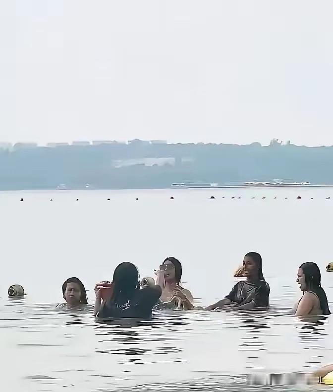 大跌眼镜！
淄博文昌湖，多名外籍女子当众湖中洗澡，规矩不分国籍！

太离谱了！淄