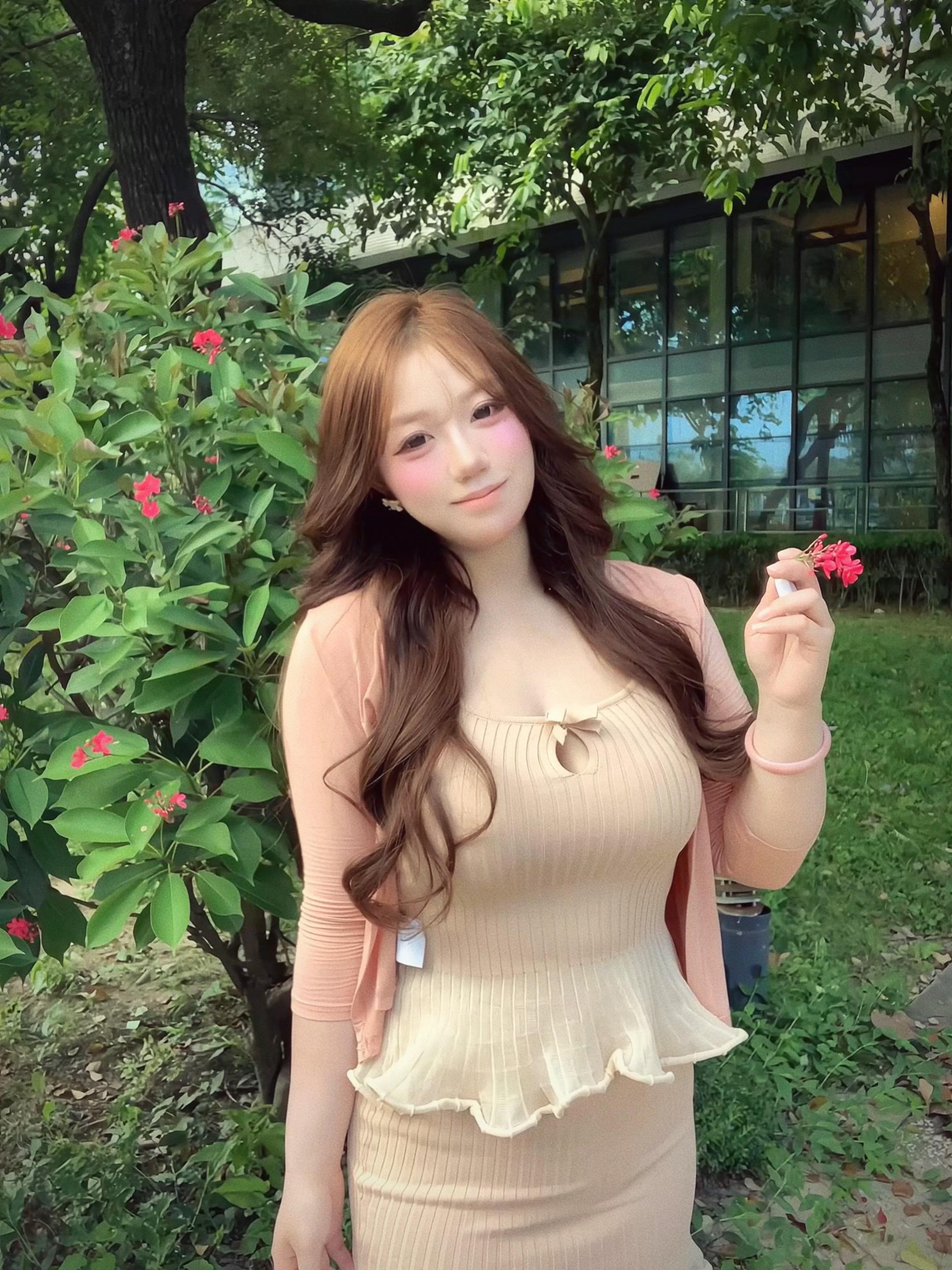 存一些微胖女生室外阳光拍照姿势~