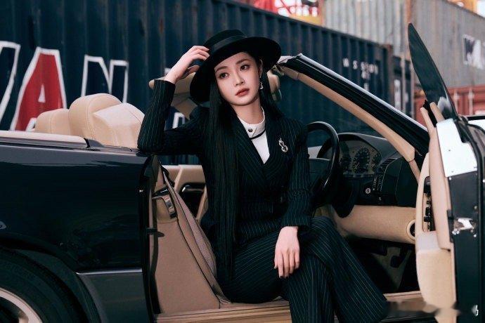 周洁琼今天是谁的新郎 爱奇艺尖叫之夜这身西装杀疯了！礼帽一戴气场全开，开着跑车出