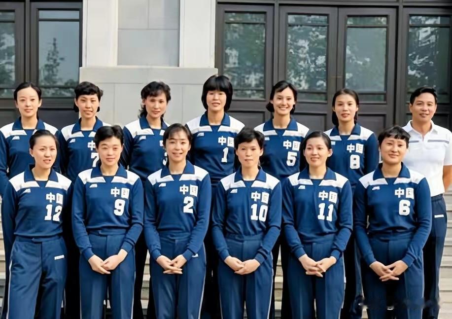 八十年代，一张中国女排的合影，宛如一把钥匙，打开了一代人青春热血回忆的大门。
那