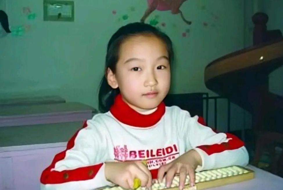 我国特种部队破格录取内蒙古一个只有6岁的女孩，直接成为军队最小的军官，传闻称她的