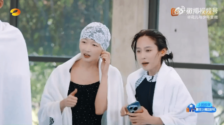 王可拍了邓为林依晨跳水  王可看邓为林依晨跳水的反应 一边加油一边举手机拍摄，王