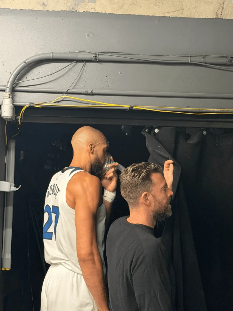 #戈贝尔吸氧# 高原球场！今日森林狼113-125不敌掘金。系列赛总比分来到3比