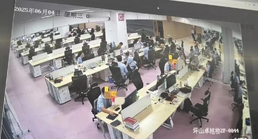 真的好离谱，谁能想到老板正在监控你的电脑，微信聊天，屏幕文件一览无余，还是在你不