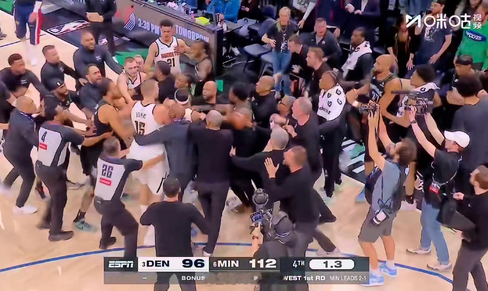 约基奇打架比赛临近结束时，掘金和森林狼爆发激烈冲突！！nba