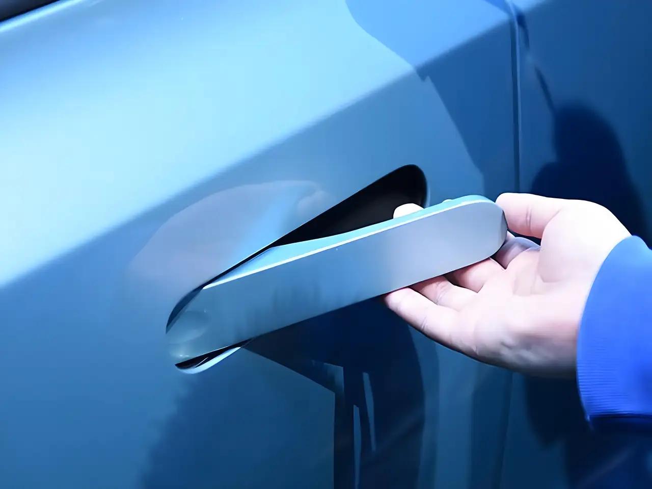 谁能想到，一个看似普通的车门把手，竟成为中国引领全球汽车安全标准的关键？这背后，