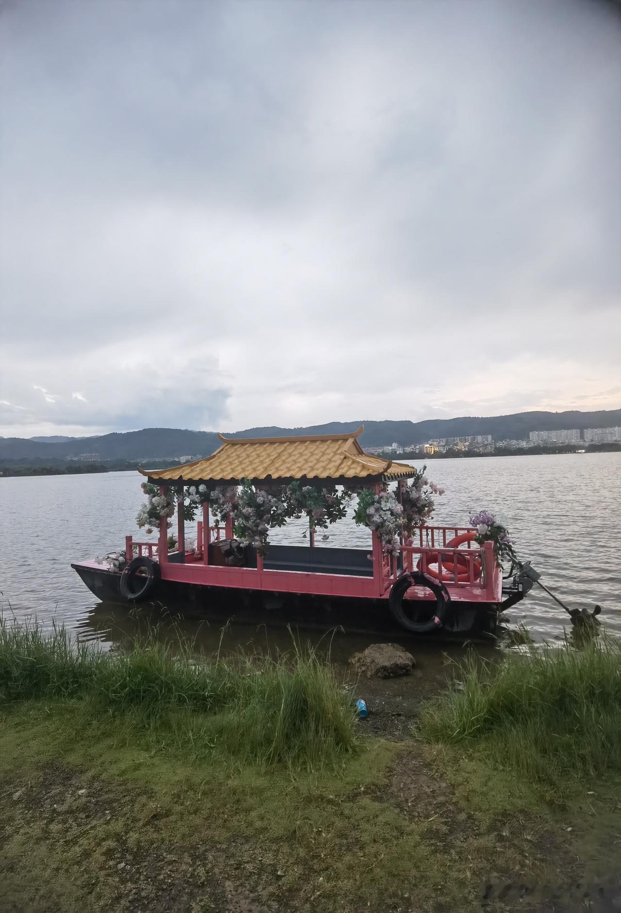 远山如黛，近水含烟，天地间是一幅未干的水墨。