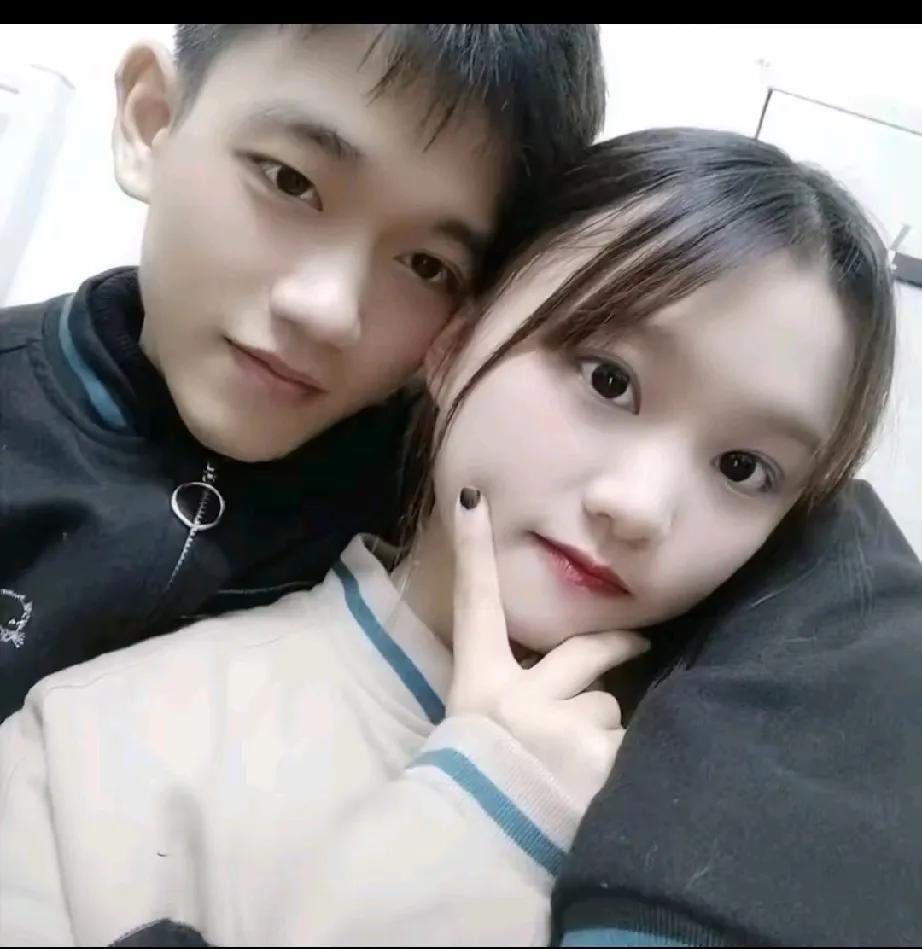 十几岁的时候跟前任拍的照片，二十岁结婚跟现任老公拍的结婚照。
也就相差短短几年的