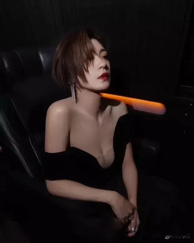 香肩半露，性感妩媚。
 

红毯上的惊艳瞬间：贾静雯的深V黑裙为何让人难以忘怀？