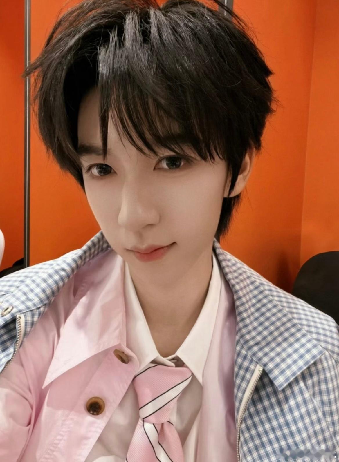 严浩翔贺峻霖预制热搜贺峻霖还没回复严浩翔这么大的乌龙吗偏偏就一下都等不了贺峻霖