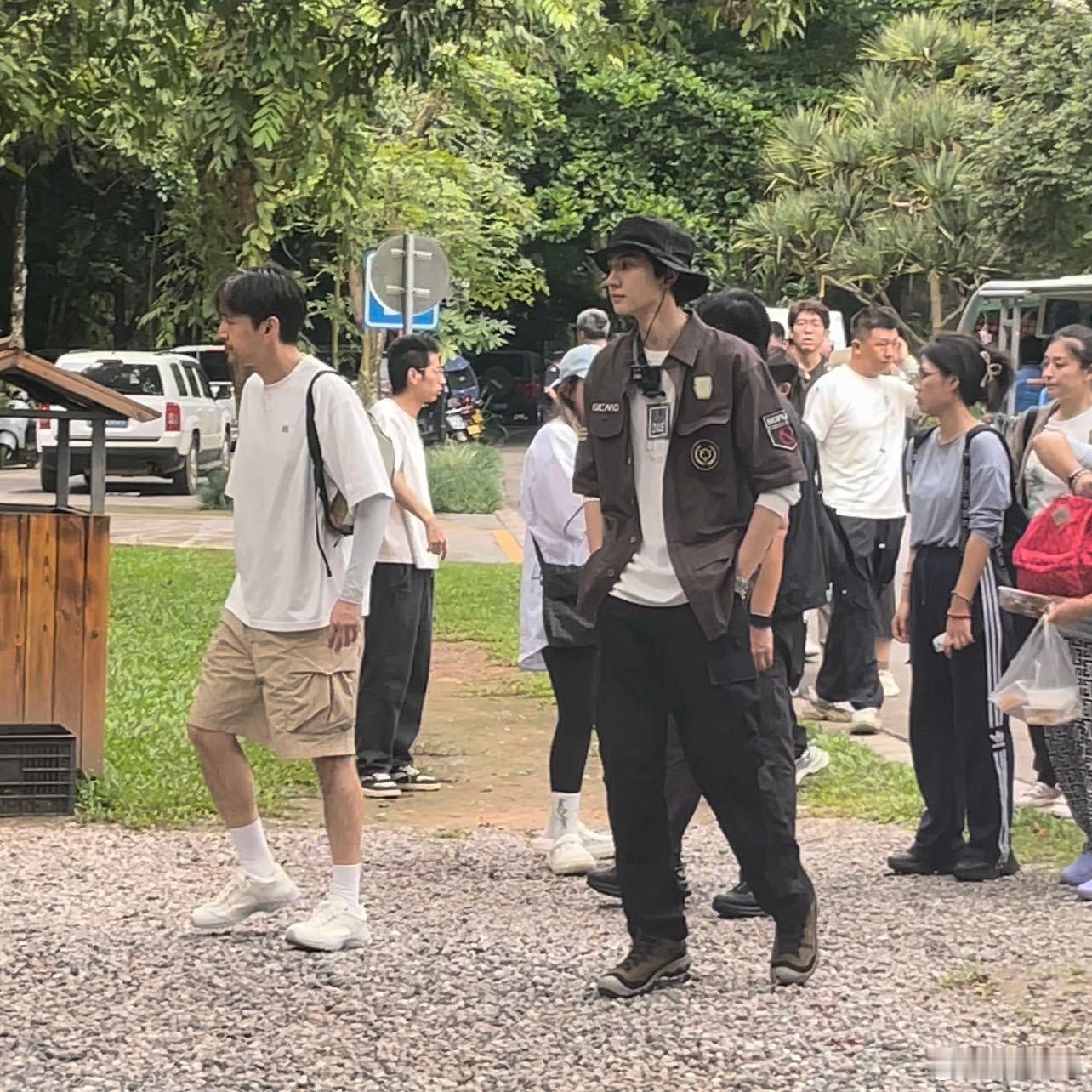 #林一追星运# 的追星运简直不要太好，前有和一起拍《玫瑰的故事》，后有和一起在版
