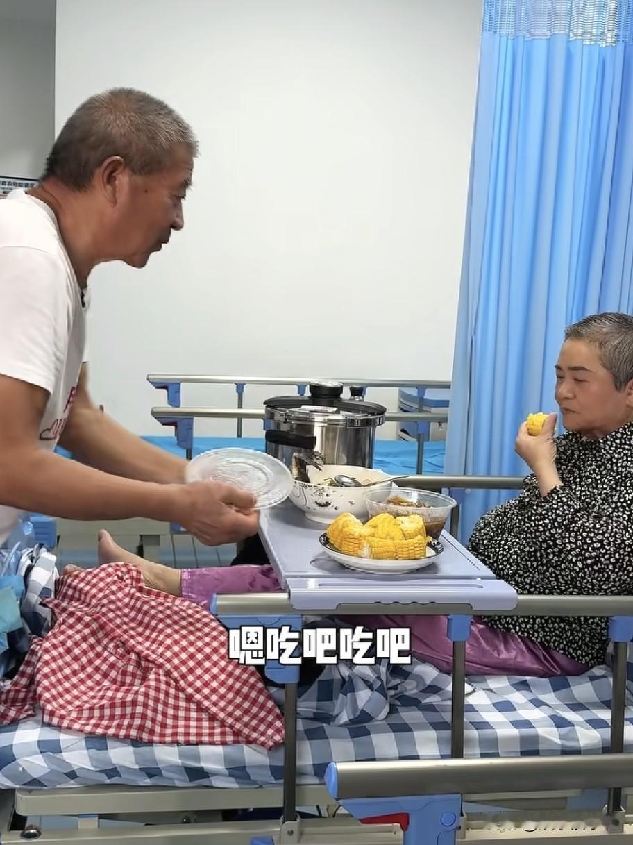 今天天赐爸爸和小天赐带着自己做的饭菜去看天赐妈妈，看天赐妈妈吃饭的状态，明显比以