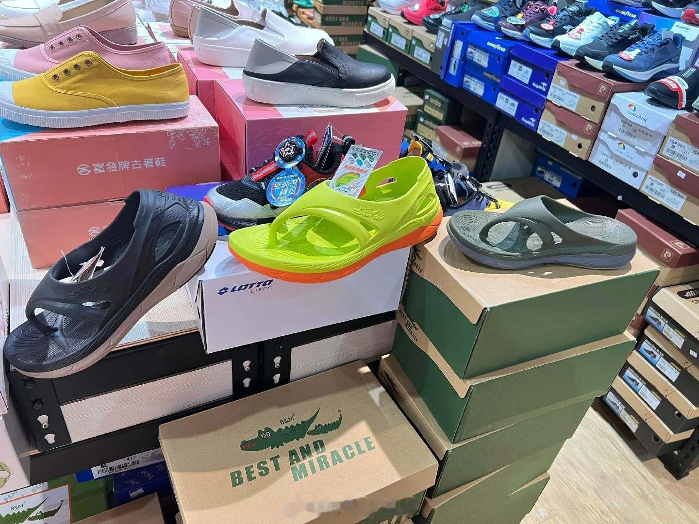 该来的迟早会来，母子鳄鱼不仅上了碳板丫拖，还开始出普通碳板跑鞋了。拖鞋 母子鳄鱼