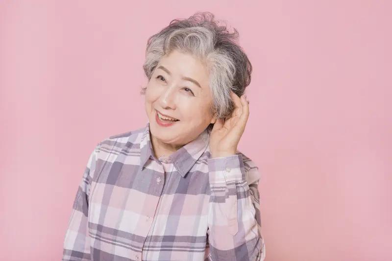 老百姓的快乐就藏在生活的烟火气里。以前，有口肉吃、一颗糖就能带来满足，可现在吃山