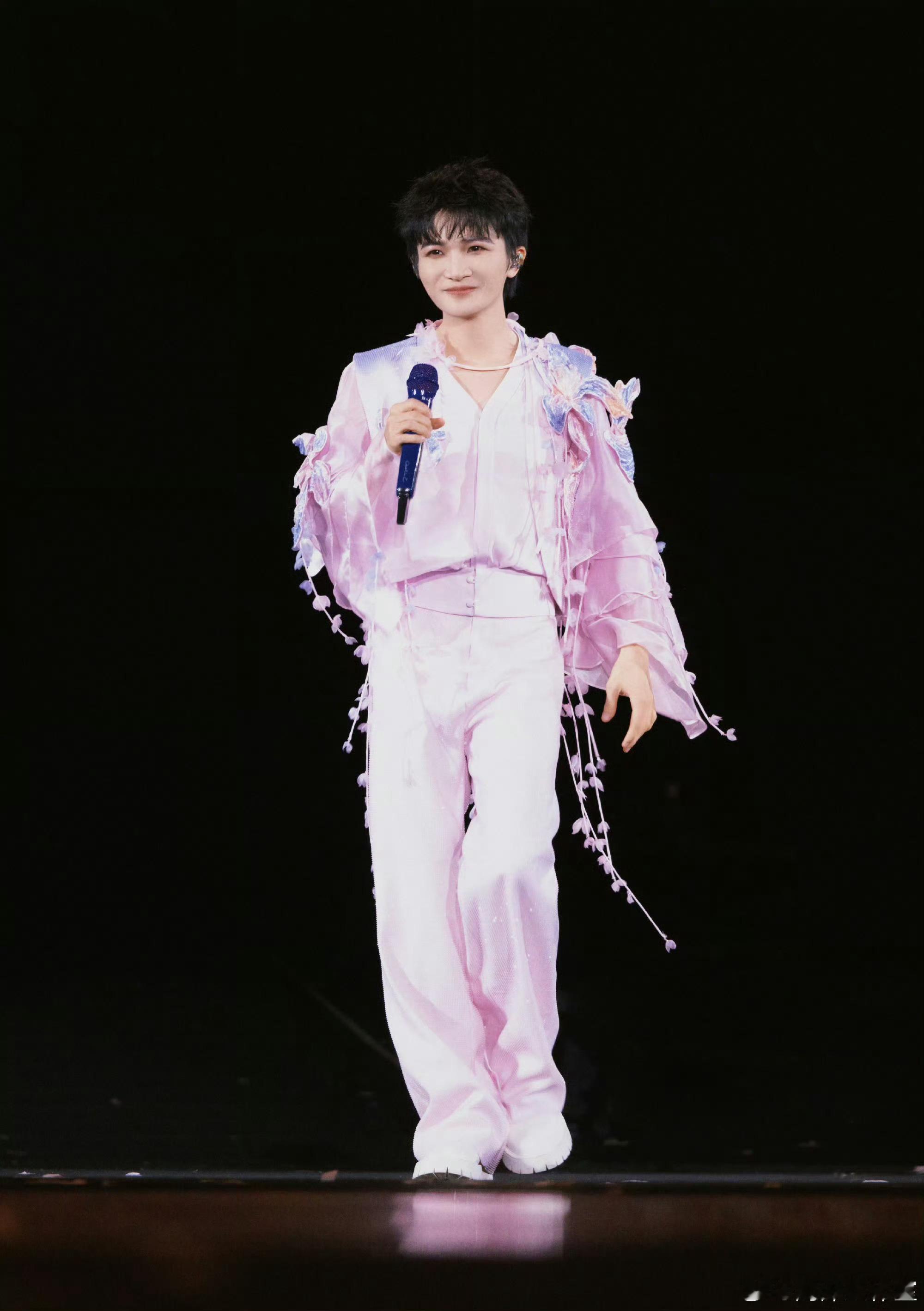 周深紧急叫停被周深笑死在演唱会现场！刚唱三句就嘴瓢，下一秒自己喊卡：“太过分了！