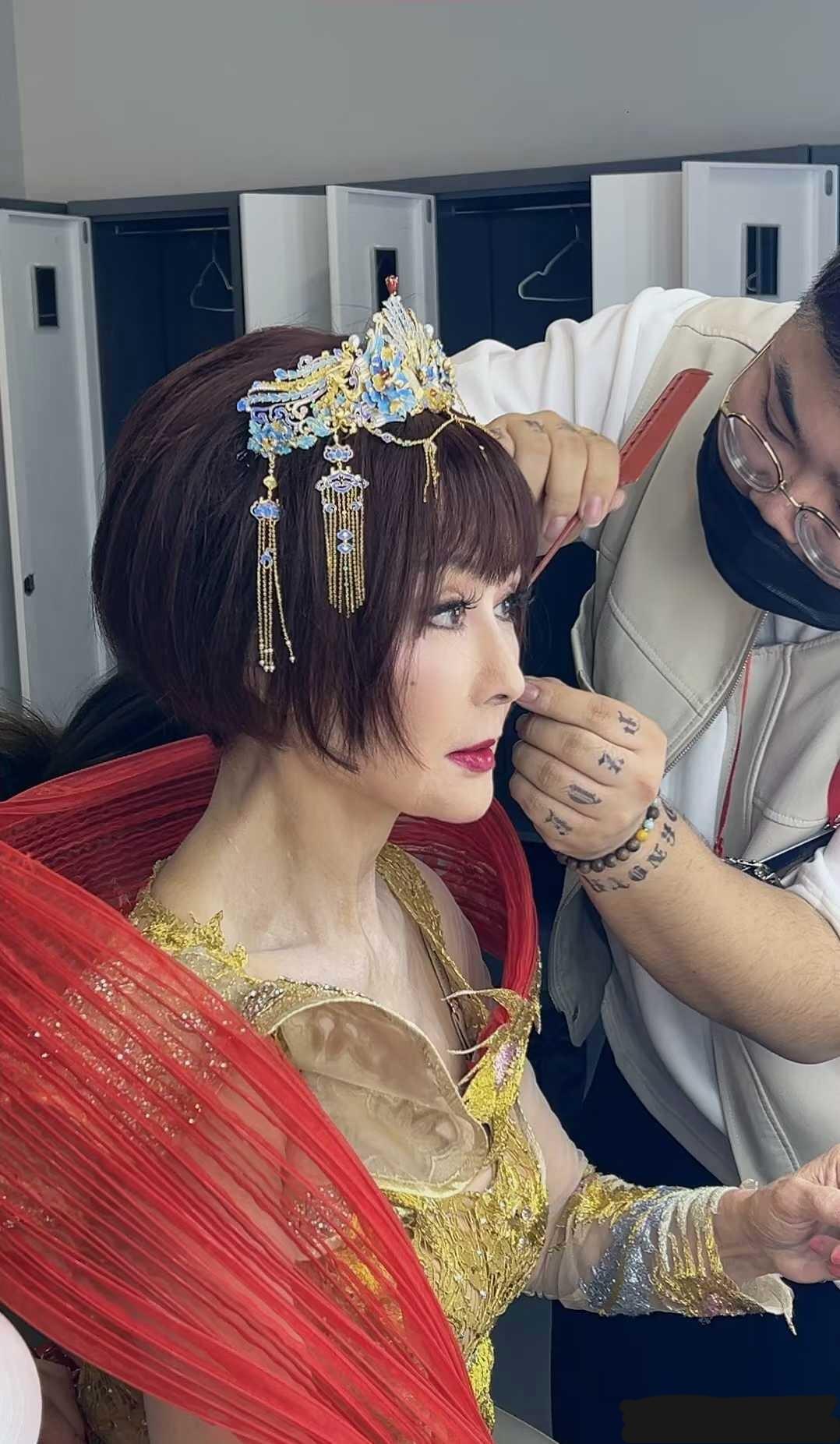 这是近八十岁的人嘛 ，潘迎紫近日再次扮演了武则天  ，依旧是霸气十足，时隔四十多