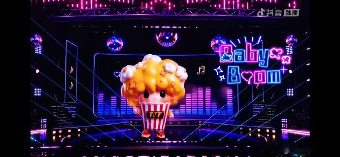 时代少年团米爆娃现场蹦迪时代少年团现场蹦迪上海酷暑高温演唱会密闭场馆如同蒸笼，米