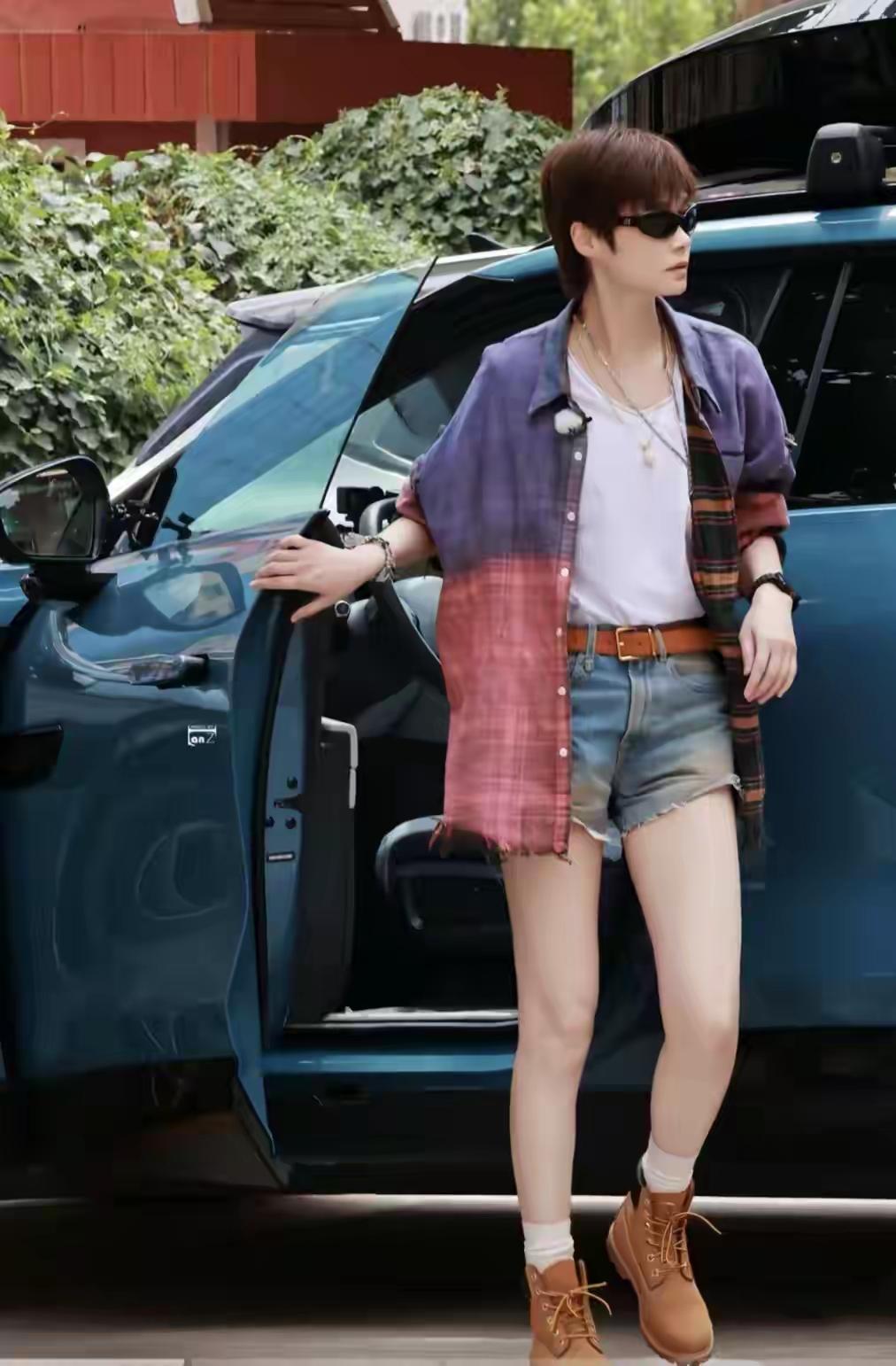 李宇春总给人不像女孩子的感觉，可是人家李宇春咋个就永远那么年轻呢！好像永远都不会