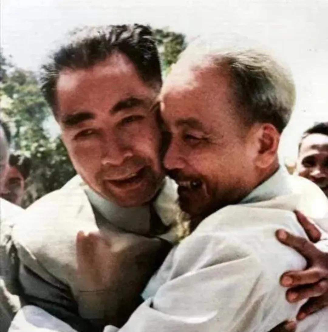 胡志明对周总理说：“为了中国人民和世界人民的利益，请你每天多睡两小时！”

周恩